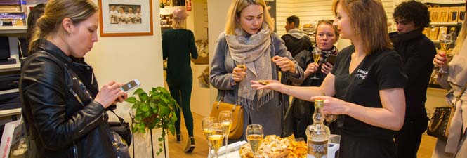 mujeres probando turrón y moscatel