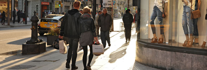 couple walking along Sants neighbourhood