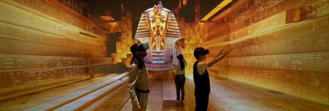 people enjoying Tutankhamon exhibition