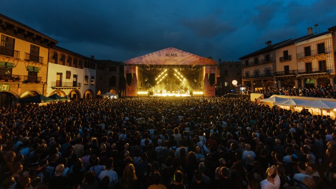 imatge de l'escenaria i el públic del Festival Alma Barcelona © Roser Gamonal