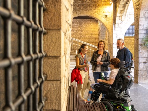  grupo de personas en visita guiada accesible al Barrio Gótico