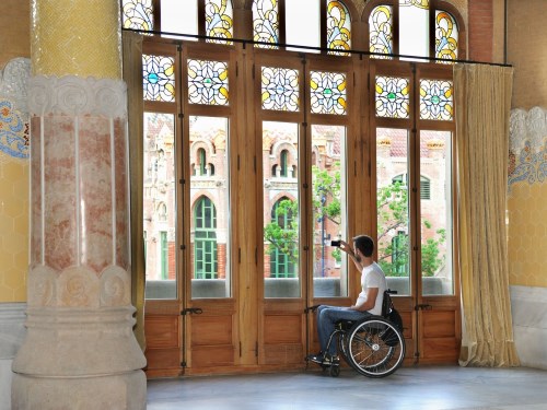 person in wheelchair in Sant Pau Recinte Modernista