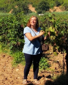 femme aveugle touchant le raisin