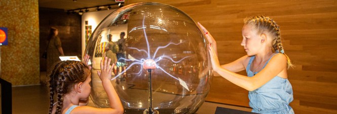 Little girls at the Museu de la Ciència Cosmocaixa