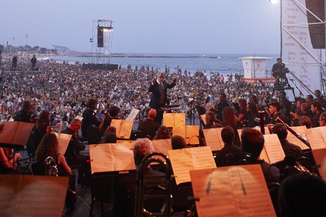 imatge dels músics i de la platja del Festival Clàssica a la Platja