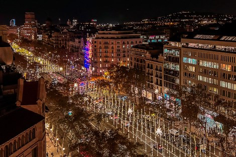 imatge del Passeig de Gràcia il·liminat amb les llums de Nadal