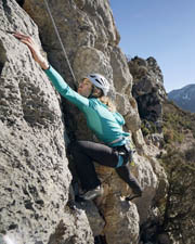 Mujer practicando escalada