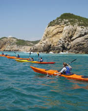 Mujeres practicando kayac en mar abierto