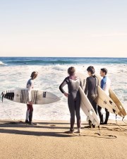 Un groupe de surfeurs