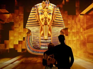 Pareja en la exposición Tutankhamón de Ideal
