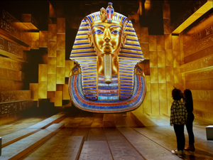 Parella a l'exposició Tutankhamón a Ideal