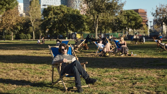 home a una gandula a la Plaça de les Glòries