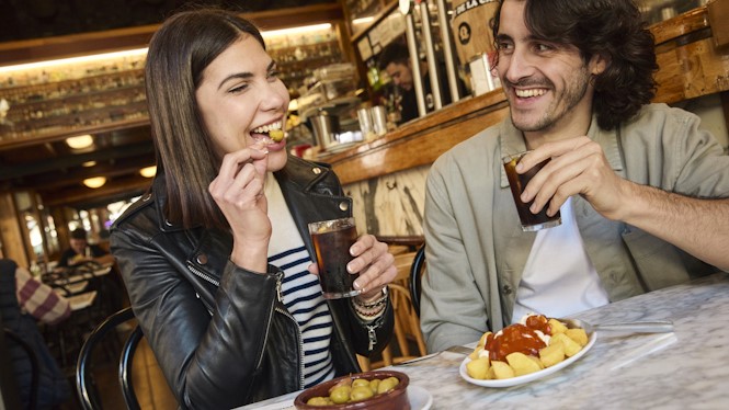 parella fent el vermut