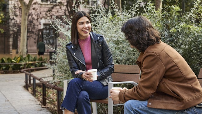 parella xerrant a un banc del parc