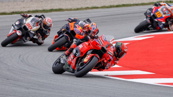 imatge de motos de MotoGP al Circuit de Barcelona © Miquel Rovira