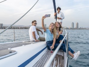 Des personnes sur un voilier en train de prendre un selfie