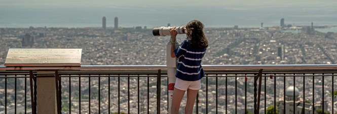 Nena a un mirador de Barcelona