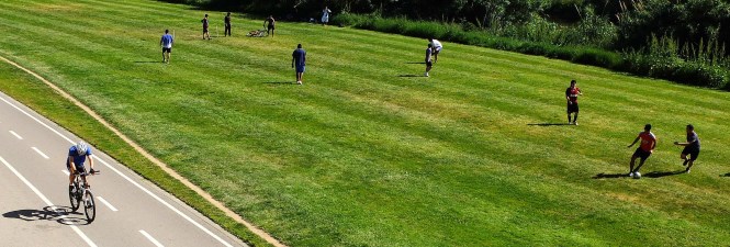 Gent fent esport a l'aire lliure