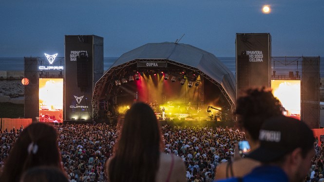 imatge de l'escenari i el públic del Festival Primavera Sound