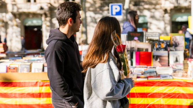 imatge d'una parella la diada de Sant Jordi © Elena Pastor