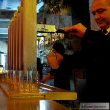 Barman tirant cervesa